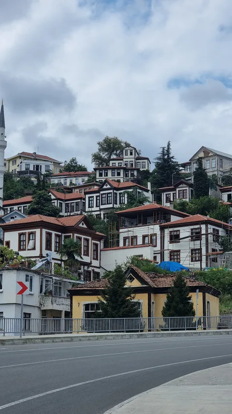 Akçaabat, Kayalar