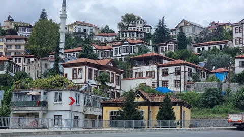 Akçaabat, Kayalar