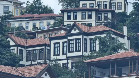 Akçaabat, Kayalar