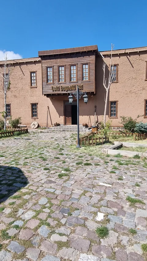 İshak Paşa Sarayı