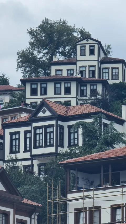 Akçaabat, Kayalar