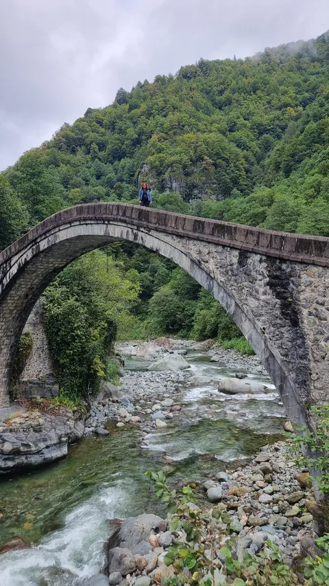 Arhaviden Mençuna Şelalesi Yolu